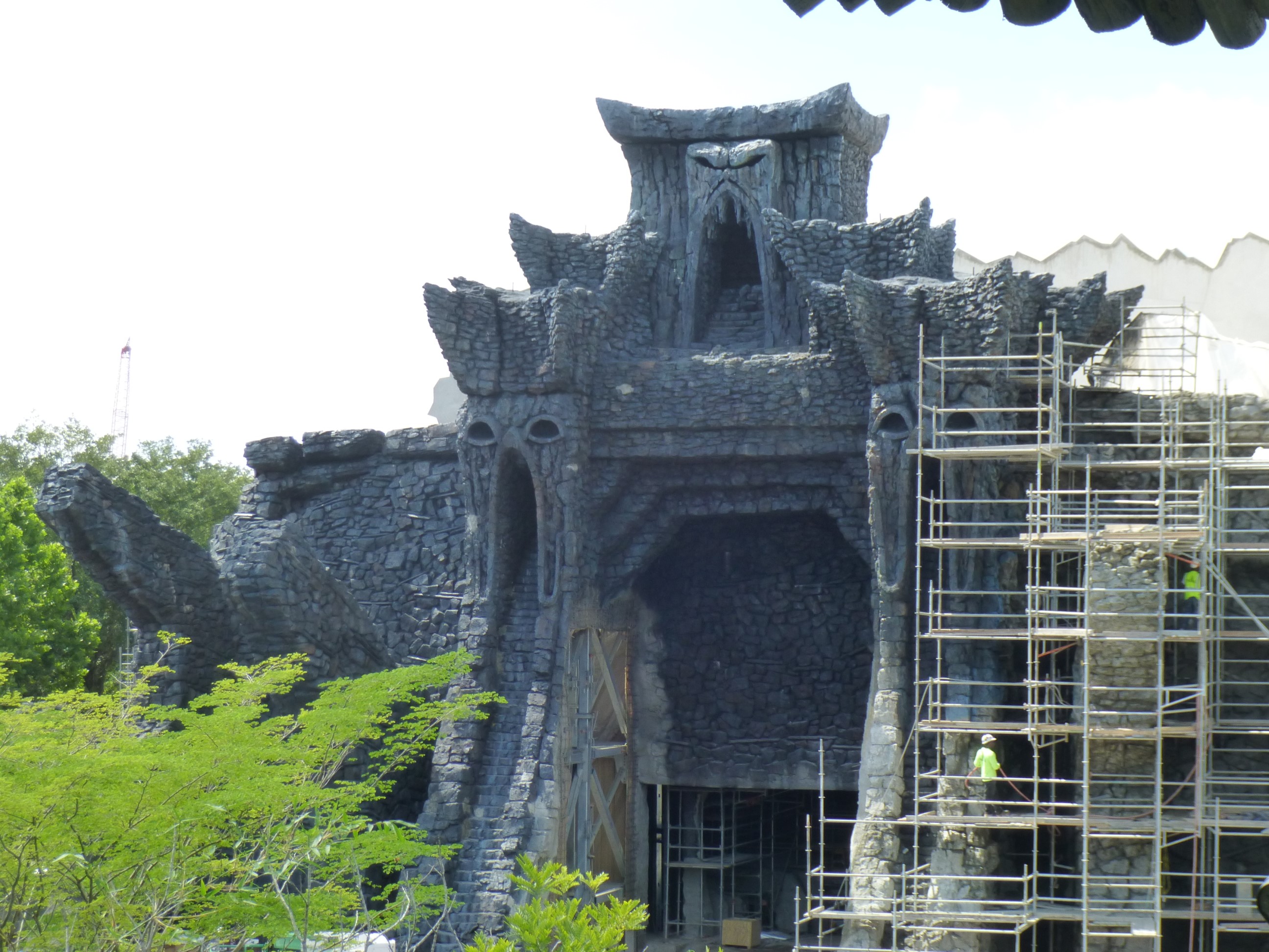 Kongstruction Update: Scaffolding Comes Down and Entrance Arch Takes Shape  – Orlando ParkStop